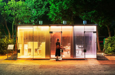 Mẫu nhà vệ sinh có tường trong suốt và các tường sẽ chuyển sang mờ đục không thể nhìn xuyên qua khi người dùng bên trong khóa lại do kiến trúc sư Shigeru Ban thiết kế. Ảnh: Metropolis Japan