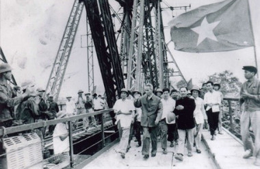 Hình 5: Thủ tướng Phạm Văn Đồng thăm công trường khôi phục cầu Long Biên năm 1973.