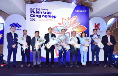 Đại diện Công ty NS BlueScope Việt Nam và Hội đồng đánh giá Giải thưởng Kiến trúc công nghiệp 2024