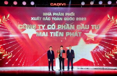 Ông Lê Bá Thọ - Chủ tịch HĐQT (phải) và ông Hồ Quang Nhân – Tổng Giám đốc CADIVI (trái) trao cúp và bằng vinh danh cho đại diện Nhà phân phối xuất sắc toàn quốc năm 2024.