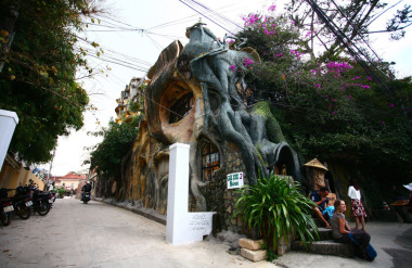 Từ bên ngoài, công trình đã toát ra một hình thức kỳ dị