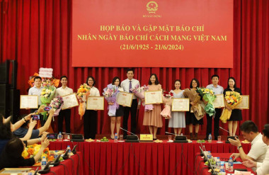 Thứ trưởng Bùi Xuân Dũng trao Bằng khen của Bộ trưởng Bộ Xây dựng cho các đồng chí phóng viên, nhà báo tiêu biểu