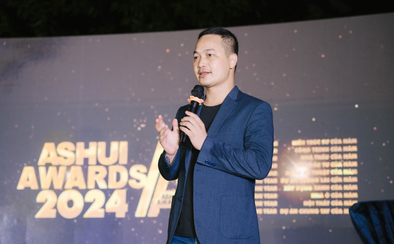 Ông Lê Việt Hà – Chủ tịch Ashui.com chia sẻ trong phần khởi động Ashui Awards 2024 tại Consnect NIGHT 01