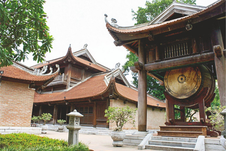 Hình 1. Khu Thái học - Văn Miếu Quốc Tử Giám, 2000, KTS Lê Thành Vinh. Công trình đánh dấu sự thành công trong việc trùng tu và mở rộng trong khu vực lịch sử quan trọng cấp quốc gia. Khu Thái học tái hiện hình ảnh kiến trúc truyền thống với vật liệu và kỹ thuật xây dựng hiện đại. (Nguồn ảnh: Trung tâm hoạt động văn hóa khoa học Văn Miếu - Quốc Tử Giám)