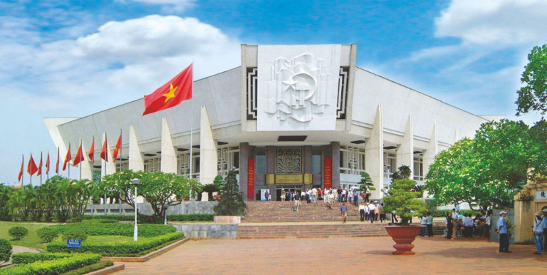 Hình 6. Bảo tàng Hồ Chí Minh ở Hà Nội, 1989, KTS G.Isacovic Công trình có thể được coi như đại diện của KTBĐ giai đoạn 1986 - 2000 (Nguồn ảnh: Travel Hanoi).