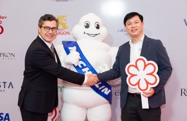 Ông Nguyễn Hồng Chiến - Giám Đốc Vasta Stone bắt tay với Ông Philippe Garneau – Giám đốc Vận hành MICHELIN Guide