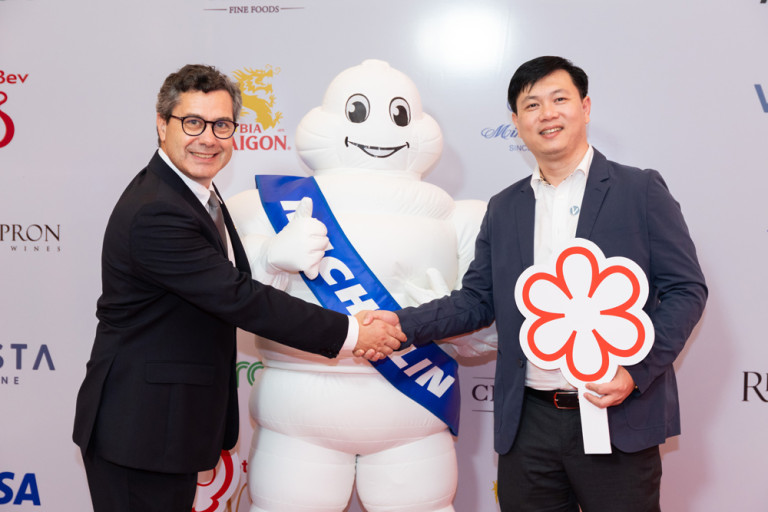 Ông Nguyễn Hồng Chiến - Giám Đốc Vasta Stone bắt tay với Ông Philippe Garneau – Giám đốc Vận hành MICHELIN Guide