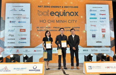 Đại diện Saint-Gobain, Bà Nguyễn Thị Từ Tâm - Trưởng bộ phận Bán hàng Dự án khu vực miền Nam nhận kỉ niệm chương tại sự kiện BCI Equinox 2024