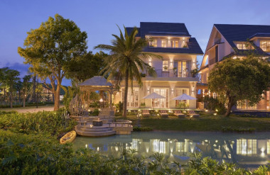 Nhà mẫu Central Island nằm giữa thiên nhiên xanh mát