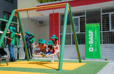 Đội ngũ tình nguyện viên từ BASF và các đối tác Kiến Vương, FDC, Việt Đức và Nagase trang trí các thiết bị chơi ngoài trời, được thiết kế riêng cho học sinh trường Trường Phổ thông đặc biệt Nguyễn Đình Chiểu, TPHCM.