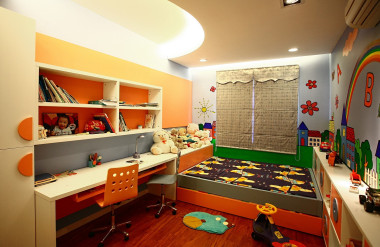 Cách xử lý khá mạch lạc và gọn gàng cho phòng trẻ có diện tích khiêm tốn ở một căn hộ chung cư: Giường đẩy sát vào trong tạo khoảng rộng ở giữa cho trẻ vui chơi. Hai bên tường 1 bên là bàn học, bên kia là kệ tủ đồ chơi