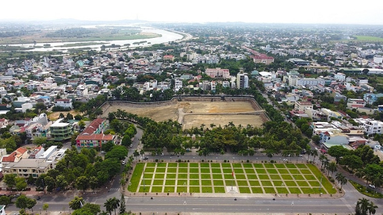 Thành phố Quảng Ngãi là đô thị lớn nhất tỉnh Quảng Ngãi.