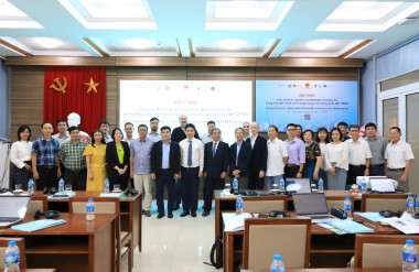 Các Đại biểu và khách mời chụp ảnh lưu niệm tại Hội thảo