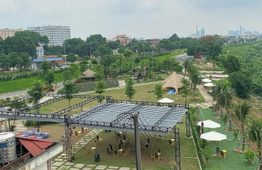 Khu cắm trại được dựng lên tại bãi đất ngay sát mép sông Đuống.