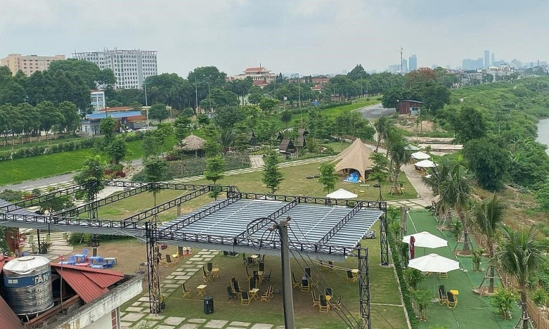 Khu cắm trại được dựng lên tại bãi đất ngay sát mép sông Đuống.
