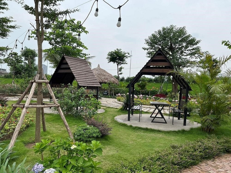 Nhiều lều, lán được dựng lên, đường đi được đổ bê tông, lát gạch chắc chắn.