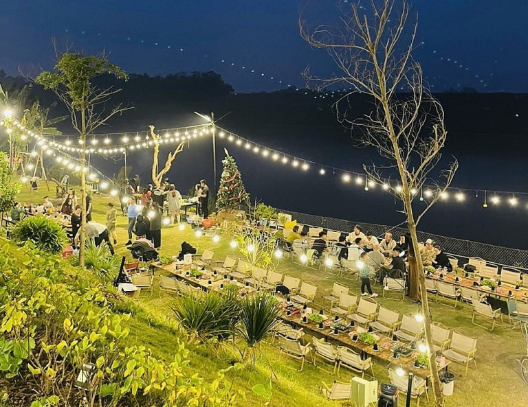 Nhiều bàn ghế, non bộ, vật trang trí được bày ra sát mép nước tại khu vui chơi trên phố Bắc Cầu, phường Ngọc Thụy.