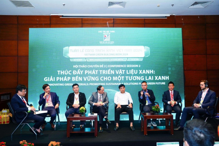 Ông Jacobo Perez Polaino - Tổng Giám đốc Sika Việt Nam (ngoài cùng bên phải) cùng tham gia thảo luận về các giải pháp vật liệu xanh bền vững