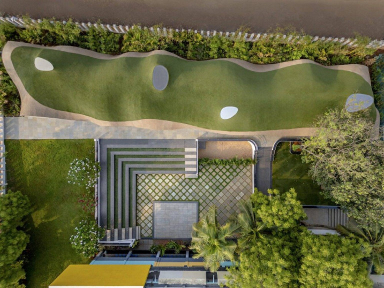 Ngôi trường như hòa vào cảnh quan xanh xung quanh