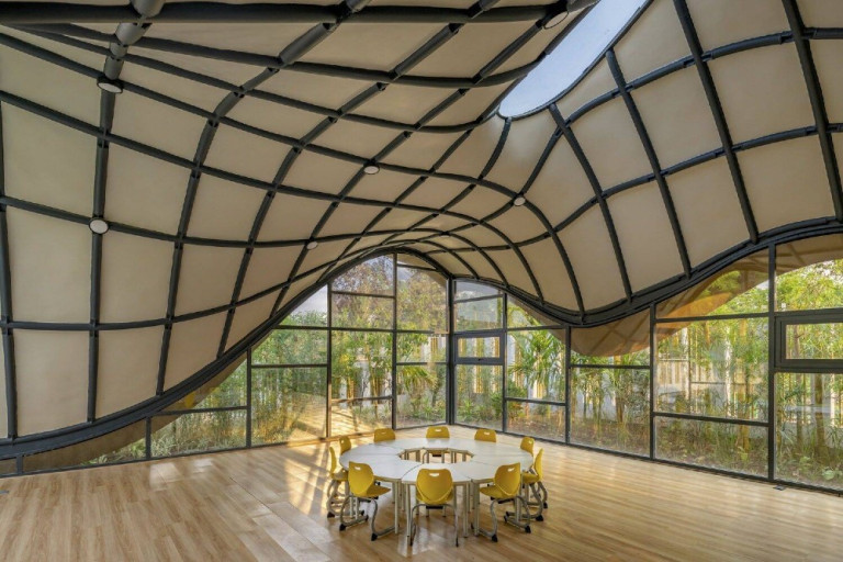 Không gian tràn ngập ánh sáng tự nhiên, tạo nên một bức tranh sống động