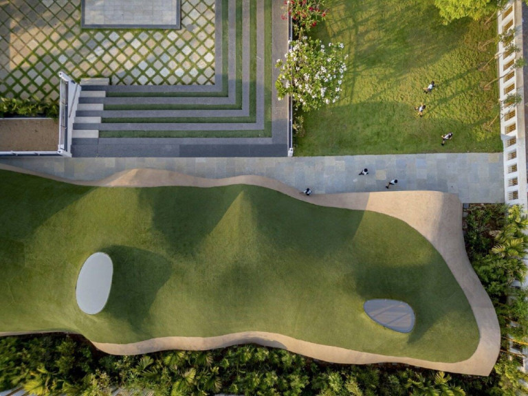 Mái nhà uốn lượn gợi lên hình ảnh của những cơn sóng