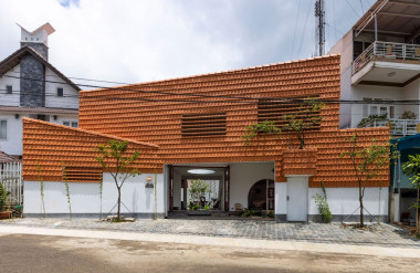 Gạch ngói đỏ cùng cây xanh làm nổi bật một nếp nhà xưa nhưng không cũ giữa lòng thành phố