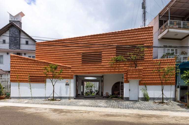 Gạch ngói đỏ cùng cây xanh làm nổi bật một nếp nhà xưa nhưng không cũ giữa lòng thành phố