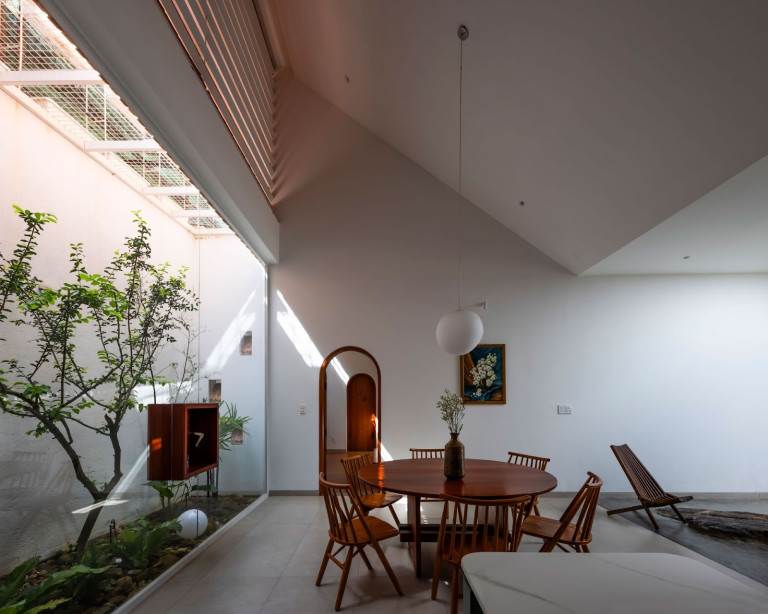Bữa cơm gia đình được thưởng thức trong khung cảnh thiên nhiên an lành