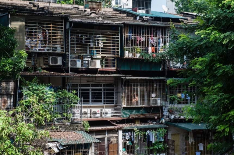 Hình ảnh khu tập thể Kim Liên được xây dựng trong những năm 1959-1965, gồm 42 căn hộ, cao từ 2-6 tầng. Đây là một trong những khu nhà tập thể lớn và lâu đời bậc nhất tại Hà Nội. Nguồn: Báo Phụ nữ Việt Nam