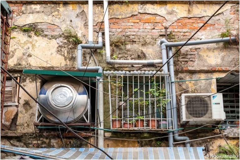 Chuồng cọp, loa phường, lớp sơn vàng ngả màu theo thời gian… những thành tố diện mạo quen thuộc của nhà tập thể Hà Nội. Nguồn: Nhiếp ảnh gia Ngô Xuân Phú