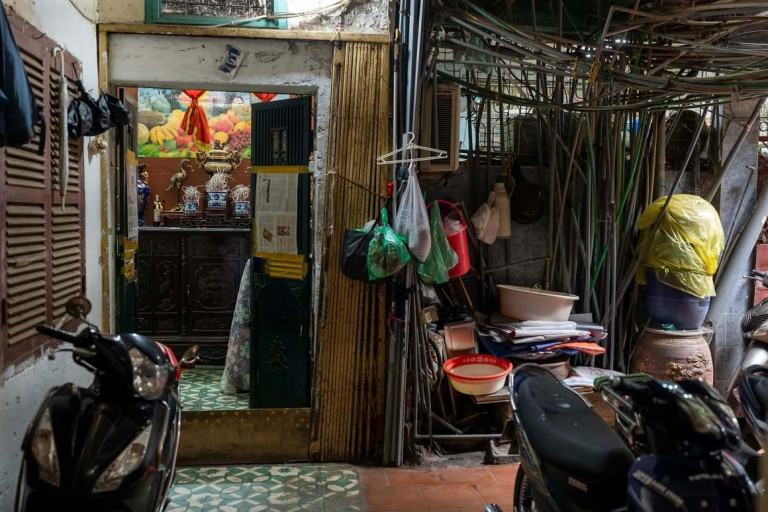 Những đường dây điện, ống nước chằng chịt như những 'khóm trúc đô thị'. Nguồn: Ngô Xuân Phú