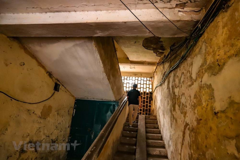 Hình ảnh ở một khu tập thể đã được dán cảnh báo, xác định mức độ nguy hiểm D, không còn khả năng sử dụng bình thường nhưng nhiều hộ dân vẫn chưa chịu di dời về khu tạm cư. Nguồn: Vietnam+