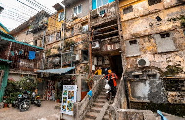Các khu tập thể là một phần của di sản kiến trúc đô thị Hà Nội, góp phần làm nên nét độc đáo của thành phố cả về cảnh quan và văn hóa tuy nhiên một số nơi đã xuống cấp nghiêm trọng và nguy hiểm đến tính mạng người dân. Nguồn: Vietnam+