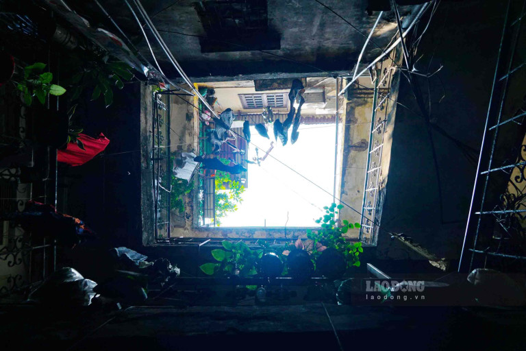 Hình ảnh tối tăm của một nhà tập thể cũ ở phố Hàng Buồm, quận Hoàn Kiếm. Ảnh: Báo Lao Động