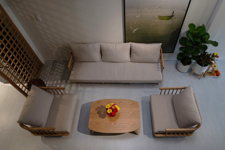 Hình 5 Phòng khách rộng mở phía dưới khoảng thông tầng và giếng trời