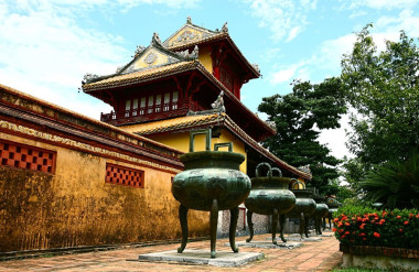 Cửu đỉnh – góc nhìn về phía Hiển Lâm Các