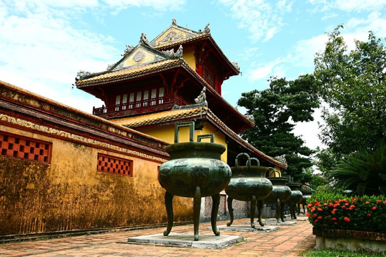 Cửu đỉnh – góc nhìn về phía Hiển Lâm Các