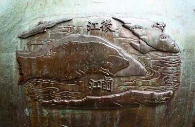 Hậu Giang - Tiền Giang (Huyền đỉnh): Sông Tiền – sông Hậu – hai con sông lớn chảy qua và có ảnh hưởng lớn nhiều tỉnh thành ở Nam Bộ, có các chi lưu khi đổ ra biển thành 9 nhánh, nên miền đất này còn gọi là đồng bằng sông Cửu Long.