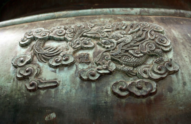 Long (Cao đỉnh): Con rồng – linh vật huyền thoại mang đầy tính siêu nhiên đứng đầu tứ linh, biểu trưng cho vua.