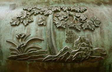 Ngô đồng (Nhân đỉnh): Một loài cây thân gỗ hoa nở rất đẹp, được trồng trong Đại Nội, được xem như biểu tượng của người quân tử.