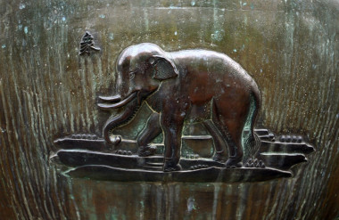 Tượng (Nghị đỉnh): Con voi, loài vật có 4 chân to lớn nhất rừng xanh.