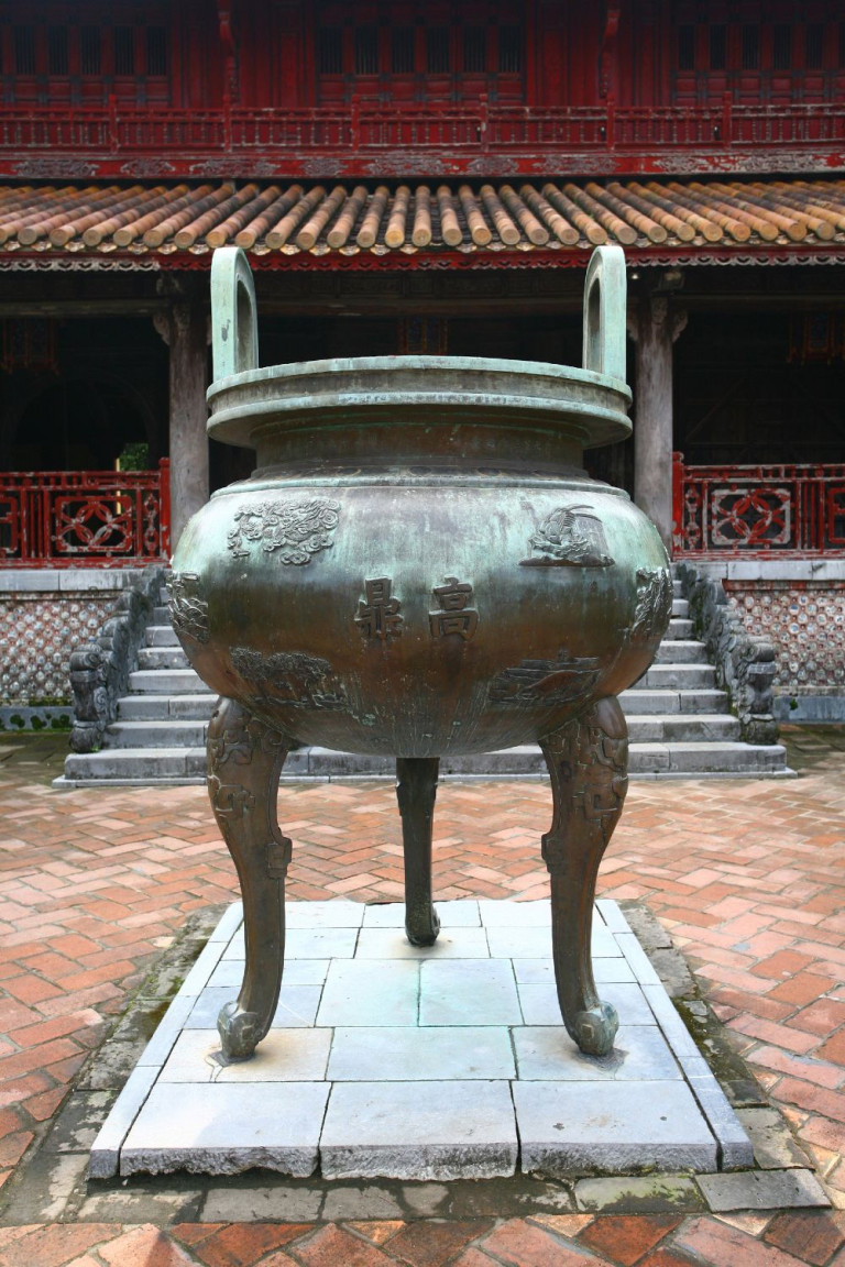 Cao đỉnh, chiếc đỉnh lớn nhất, có trọng lượng 2.601kg, cao 2m50. Cao đỉnh tượng trưng cho vua Gia Long - vị vua sáng lập triều Nguyễn