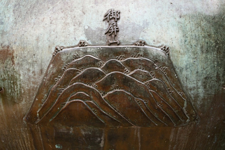 Ngự Bình Sơn (Nhân đỉnh): Núi Ngự Bình (còn gọi là Hòn Mô, Bằng Sơn, Bàn Sơn) - ngọn núi phía trước Kinh thành Huế, được coi là “tiền án” của Kinh thành.