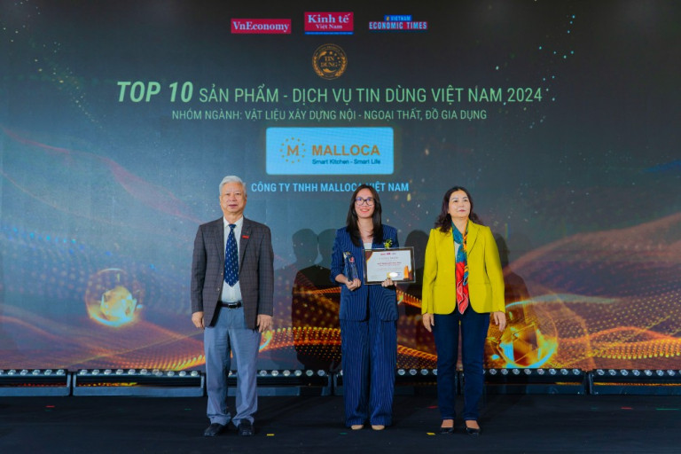 Đại diện Malloca lên nhận giải Tin Dùng Việt Nam 2024