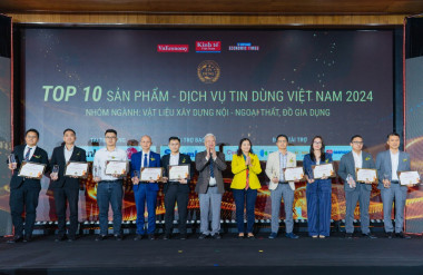 Đại diện Malloca lên nhận giải Tin Dùng Việt Nam 2024