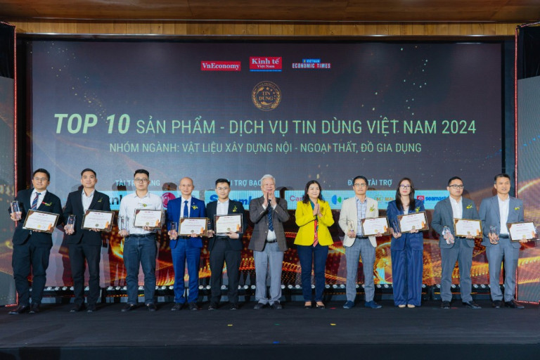 Đại diện Malloca lên nhận giải Tin Dùng Việt Nam 2024