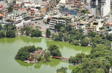 Cầu Thê Húc - đền Ngọc Sơn bên hồ Hoàn Kiếm, Hà Nội. Ảnh: Phạm Hùng