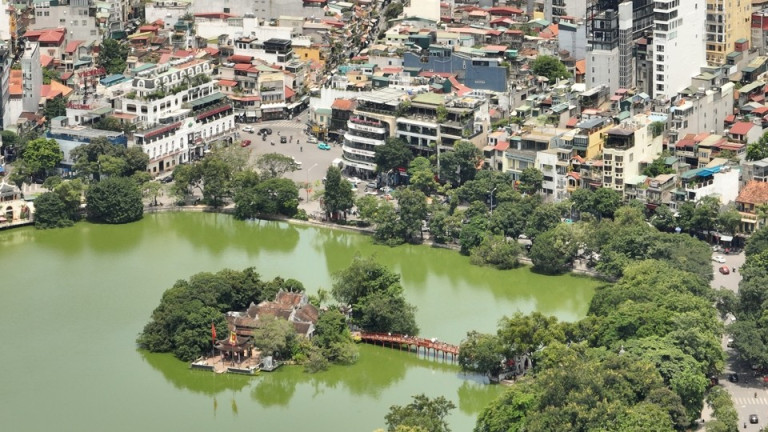 Cầu Thê Húc - đền Ngọc Sơn bên hồ Hoàn Kiếm, Hà Nội. Ảnh: Phạm Hùng