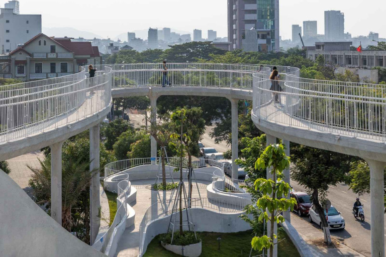 Thiết kế trụ cột đặc biệt tạo nên một dòng chảy liền mạch và tự do