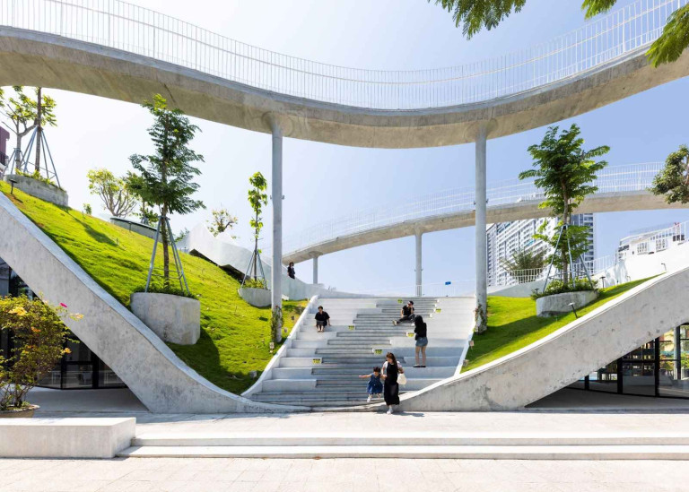 Để tạo ra một cảnh quan bền vững, Ho Khue Architects chọn lựa các loài cây và cây bản địa, phù hợp với điều kiện khí hậu khắc nghiệt của miền Trung